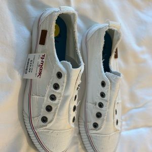 Blowfish slip ons, white